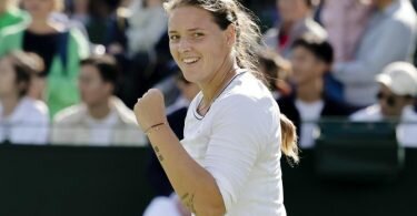 Zeigt in Wimbledon Stärke: Jule Niemeier jubelt nach einem Matchgewinn. Foto: Frank Molter/dpa