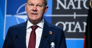 Bundeskanzler Olaf Scholz äußert sich bei einer Pressekonferenz zum Abschluss des Nato-Gipfels in Madrid. Foto: Bernd von Jutrczenka/dpa