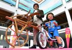 Wie vor 200 Jahren die Menschheit das Radfahren erlernte, erlernt noch heute jedes Kind das Radfahren: mit dem Laufrad. (Links eine Replik des Velocipeds von Karl Drais, rechts das limitierte Jubiläums-Laufrad von Puky.) Quelle/Source [´www.pd-f.de / Messe Friedrichshafen / Eurobike´]