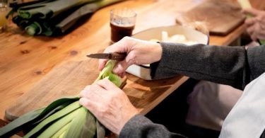 Auch bei Kau- und Schluckbeschwerden sollten ältere Menschen nicht auf Gemüse verzichten. Es lässt sich zum Beispiel weich dünsten oder zu einer Suppe pürieren. Foto: Zacharie Scheurer/dpa-tmn