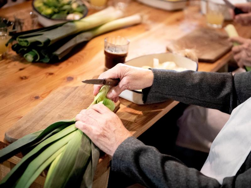 Auch bei Kau- und Schluckbeschwerden sollten ältere Menschen nicht auf Gemüse verzichten. Es lässt sich zum Beispiel weich dünsten oder zu einer Suppe pürieren. Foto: Zacharie Scheurer/dpa-tmn