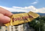 Weil die Toblerone-Schokolade bald teilweise in der Slowakei hergestellt wird, darf nicht mehr die Bezeichnung «Toblerone - of Switzerland» auf der Verpackung stehen. Foto: Christiane Oelrich/dpa