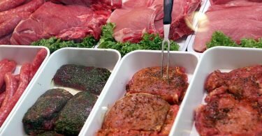 Mitten in der Grillsaison geraten die Preise für Hackfleisch, Bratwurst und Steaks ins Rutschen. Foto: Oliver Berg/dpa