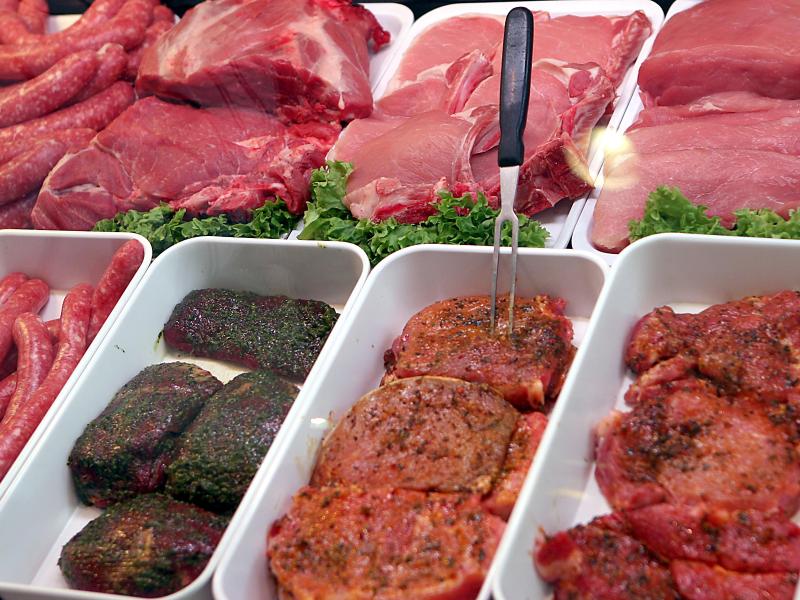 Mitten in der Grillsaison geraten die Preise für Hackfleisch, Bratwurst und Steaks ins Rutschen. Foto: Oliver Berg/dpa