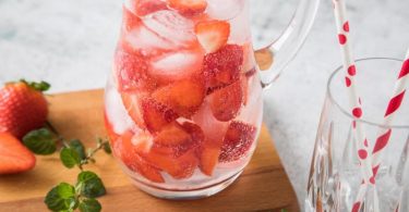 Sieht nach Sommer aus und schmeckt auch danach: eine fruchtige Bowle mit frischen Erdbeeren. Foto: Christin Klose/dpa-tmn