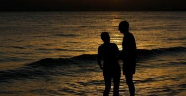 Wer Probleme mit dem Herz hat, urlaubt am besten in Gefilden mit gewohntem Klima. Foto: Clara Margais/dpa/dpa-tmn