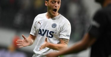 Ist seit März aus dem Kader gestrichen und verlässt nun Fenerbahce Istanbul: Mesut Özil. Foto: Arne Dedert/dpa