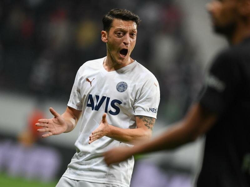 Ist seit März aus dem Kader gestrichen und verlässt nun Fenerbahce Istanbul: Mesut Özil. Foto: Arne Dedert/dpa