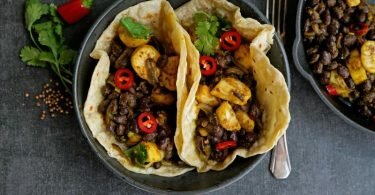Happen für Happen eine kleine Auszeit vom Alltag: Die Tortillas werden ganz einfach in zwei Pfannen zubereitet. Foto: Manfred Zimmer/herrgruenkocht.de/dpa-tmn