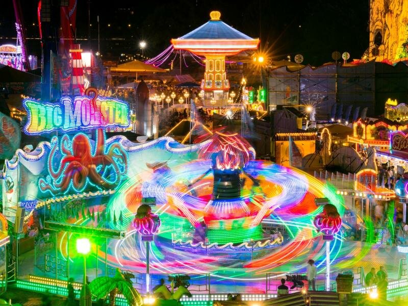 Alles dreht sich, blinkt und schallt auf der Düsseldorfer Rheinkirmes - alles, bis auf ein ganz bestimmtes Lied. Foto: Jana Bauch/dpa