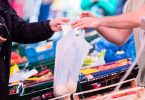 Der Preisauftrieb bei Nahrungsmitteln beschleunigte sich im Juni auf 12,7 Prozent gegenüber dem Vorjahresmonat. Foto: Christoph Soeder/dpa