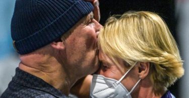 Bundestrainerin Martina Voss-Tecklenburg bekommt von ihrem Mann Hermann Tecklenburg einen Kuss. Foto: Sebastian Gollnow/dpa