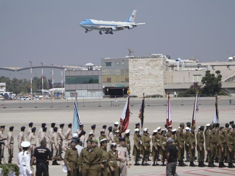 Die Air Force One mit US-Präsident Biden an Bord landet auf dem Ben-Gurion-Flughafen. Foto: Ariel Schalit/AP/dpa