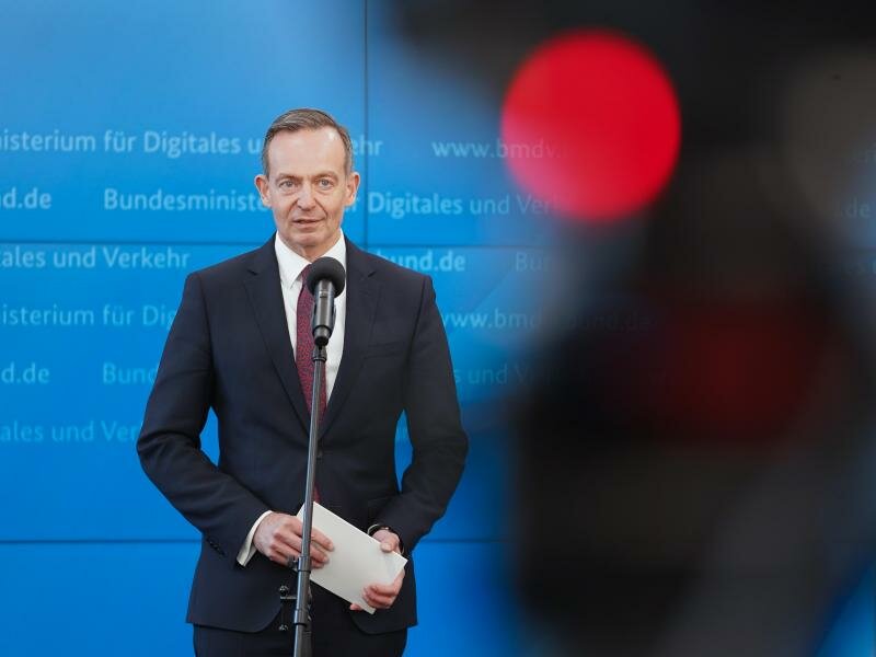 Der Verkehrsminister will das Ladenetz für Elektroautos und den Radverkehr ausbauen. Doch sein Sofortprogramm stößt auf Kritik. Foto: Joerg Carstensen/dpa