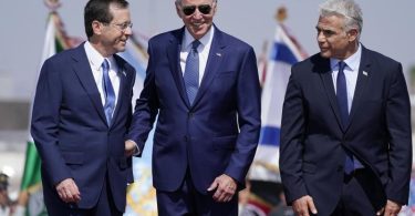 Empfang am Flughafen: US-Präsident Joe Biden (M), wird von dem israelischen Ministerpräsidenten Jair Lapid (r) und dem israelischen Präsidenten Izchak Herzog begrüßt. Foto: Evan Vucci/AP/dpa