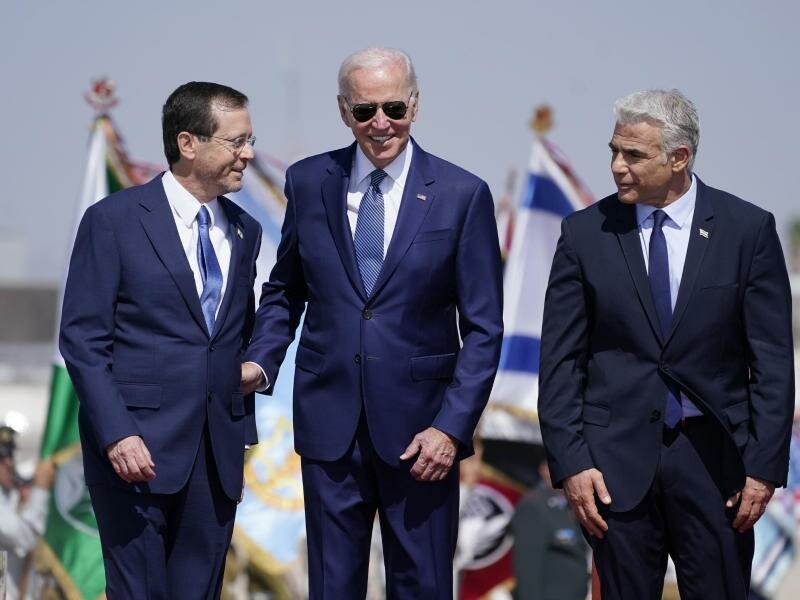 Empfang am Flughafen: US-Präsident Joe Biden (M), wird von dem israelischen Ministerpräsidenten Jair Lapid (r) und dem israelischen Präsidenten Izchak Herzog begrüßt. Foto: Evan Vucci/AP/dpa