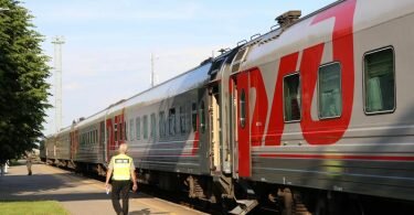 Ein litauischer Zollbeamter kontrolliert am Bahnhof von Kybartai den russischen Passagierzug von Kaliningrad nach Moskau. Der Grenzort Kybartai liegt an der wichtigsten Eisenbahntrasse, die die russische Exklave Kaliningrad mit Russland verbindet. Foto: Doris Heimann/dpa