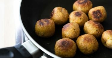 Falafelbällchen passen ins Fladenbrot, ins Sandwich oder in den Salat - und lassen sich Zuhause mit wenigen Zutaten selber machen. Wer keine Fritteuse hat, kann dafür auch die Pfanne nehmen. Foto: Silas Stein/dpa/dpa-tmn