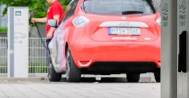 Verkehrsminister Wissing will den Ausbau von Ladenetzen für E-Autos vorantreiben. Foto: Julian Stratenschulte/dpa