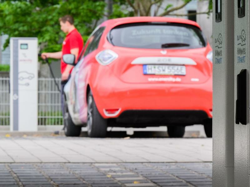 Verkehrsminister Wissing will den Ausbau von Ladenetzen für E-Autos vorantreiben. Foto: Julian Stratenschulte/dpa