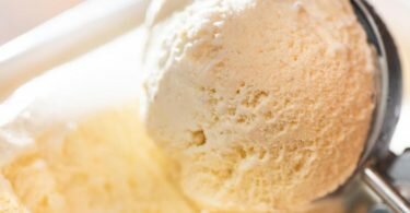 Welcher Milchersatz in veganem Eis steckt, ist nicht immer in der Zutatenliste angegeben. Das kritisieren Verbraucherschützer. Foto: Franziska Gabbert/dpa-tmn