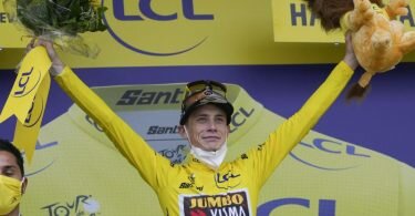 Der Däne Jonas Vinegaard vom Team Jumbo-Visma jubelt auf dem Podium. Foto: Thibault Camus/AP/dpa