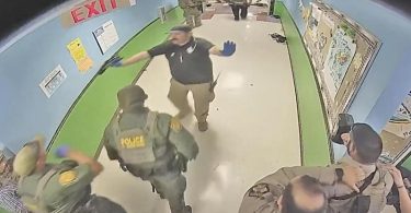 Auf diesem Bild eines Überwachungsvideos reagieren Polizisten auf die Schüsse in der Robb Elementary School in Uvalde. Foto: -/Uvalde Consolidated Independent School District/Austin American-Statesman via AP/dpa