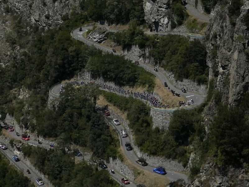 Die Fahrer erklimmen auf der elften Etappe die Lacets de Montvernier. Foto: Thibault Camus/AP/dpa