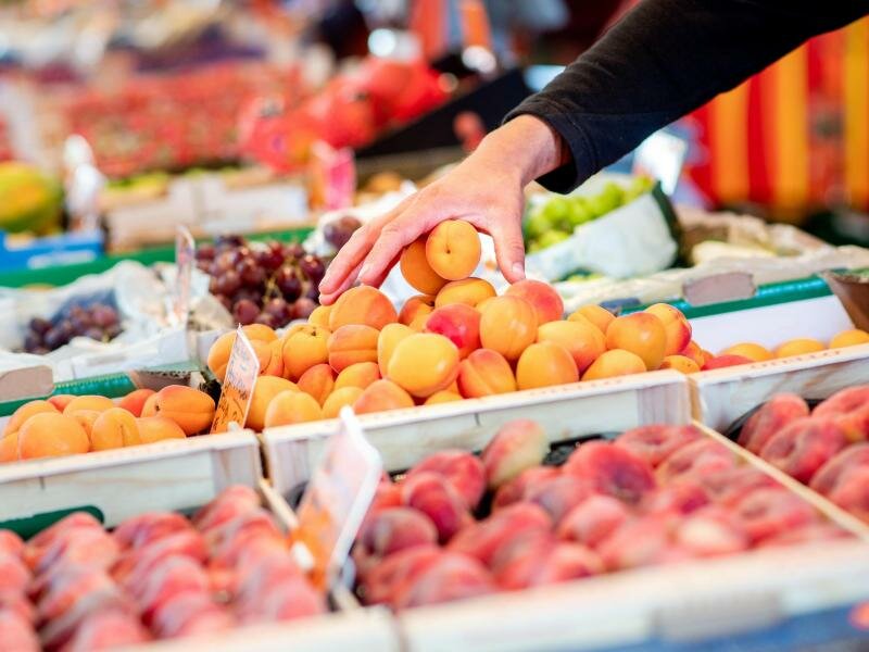 Ein Verkäufer an seinem Obst- und Gemüsestand in Oldenburg: In der gesamten EU wird in diesem Jahr eine Preissteigerung von 8,3 Prozent erwartet, statt 6,8 Prozent. Foto: Hauke-Christian Dittrich/dpa
