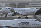 Ein Passagierflugzeug der Lufthansa landet am Abend am Frankfurter Flughafen. Foto: Arne Dedert/dpa
