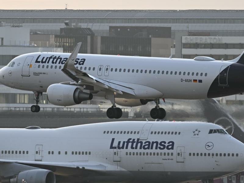 Ein Passagierflugzeug der Lufthansa landet am Abend am Frankfurter Flughafen. Foto: Arne Dedert/dpa