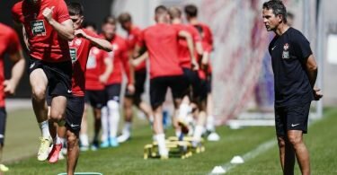 Trainer Dirk Schuster führte den FCK zurück in die 2. Liga. Foto: Uwe Anspach/dpa