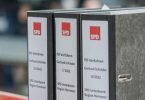 «PO-Verfahren Gerhard Schröder»: Aktenordner im Kurt-Schumacher-Haus des SPD-Unterbezirks Region Hannover. Foto: Ole Spata/dpa