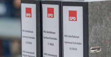 «PO-Verfahren Gerhard Schröder»: Aktenordner im Kurt-Schumacher-Haus des SPD-Unterbezirks Region Hannover. Foto: Ole Spata/dpa