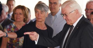 Bundespräsident Frank-Walter Steinmeier (r.) im Gespräch mit Bürgermeistern und Betroffenen der Flut. Foto: Thomas Frey/dpa