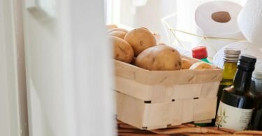 Zwiebeln sollten nicht mit im Kartoffelkörbchen gelagert werden. Sie ziehen die Feuchtigkeit aus den Knollen und können faulen. Foto: Annette Riedl/dpa/dpa-tmn