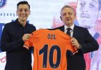 Mesut Özil (l) und Basaksehir-Präsident Göksel Gümüsdag. Foto: Uncredited/AP/dpa