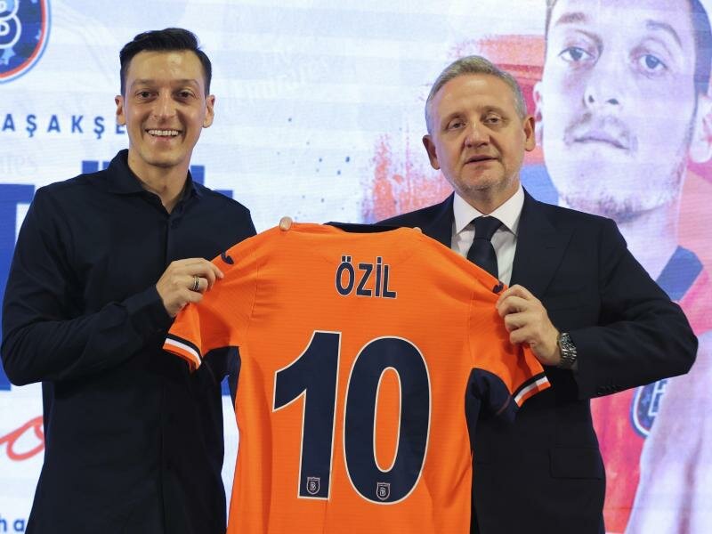 Mesut Özil (l) und Basaksehir-Präsident Göksel Gümüsdag. Foto: Uncredited/AP/dpa