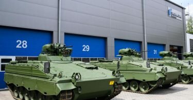 Neben den aufbereiteten Marder-Panzern (im Bild) will Rheinmetall auch ältere Ausgaben des Kampfpanzers Leopard 1 weiterverkaufen. Foto: Julian Stratenschulte/dpa