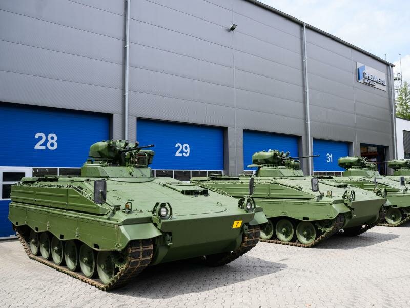 Neben den aufbereiteten Marder-Panzern (im Bild) will Rheinmetall auch ältere Ausgaben des Kampfpanzers Leopard 1 weiterverkaufen. Foto: Julian Stratenschulte/dpa