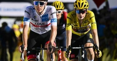 Tadej Pogacar (l) blieb mit seinen Attacken am Schlussanstieg erfolglos. Foto: David Stockman/BELGA/dpa