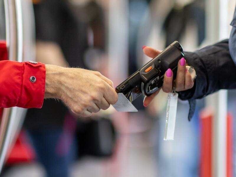 Anders als das 9-Euro-Ticket würde die 69-Euro-Fahrkarte nicht automatisch auch für Abonnentinnen und Abonnenten gelten - Fahrgäste müssen abwägen, welches Angebot für sie am besten passt. Foto: Daniel Karmann/dpa
