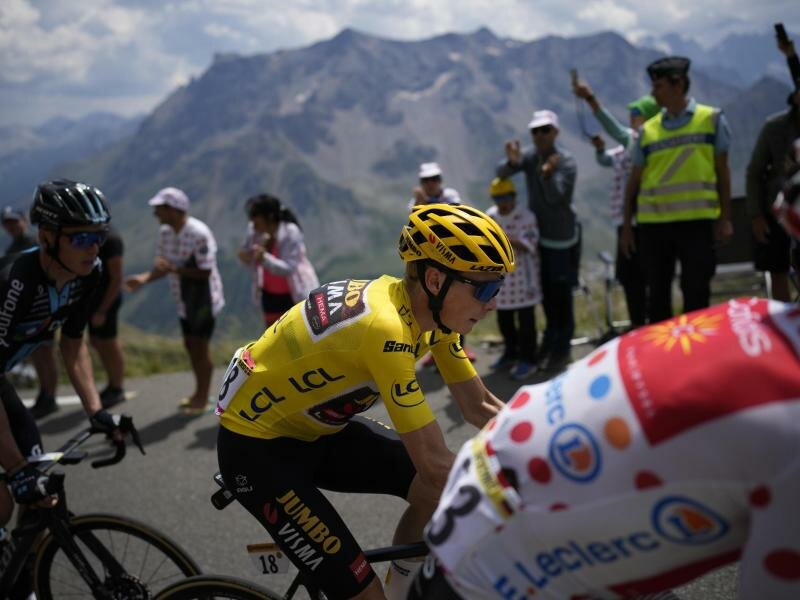 Jonas Vingegaard liegt in der Gesamtwertung 2:22 Minuten vor Titelverteidiger Tadej Pogacar. Foto: Daniel Cole/AP/dpa