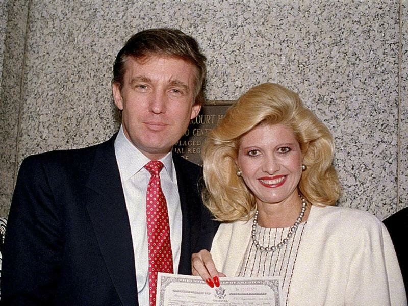 Sie waren Teil der New Yorker High Society der 1980er Jahre: Donald und Ivana Trump. Foto: Uncredited/AP/dpa
