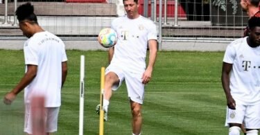 Top-Stürmer Robert Lewandowski (M.) will den FC Bayern München verlassen. Foto: Sven Hoppe/dpa