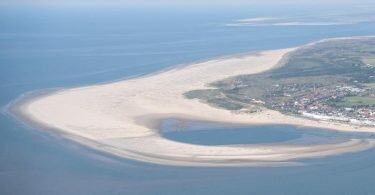 Die ostfriesische Insel Borkum: Durch die Bohrungen werden Umweltfolgen befürchtet. Foto: Sina Schuldt/dpa