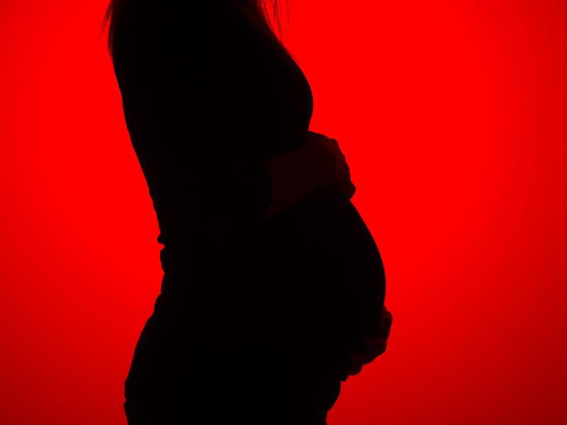 Tendenz steigend: Nicht jede Schwangerschaft endet mit der Geburt eines lebensfähigen Babys. Foto: Sebastian Kahnert/dpa-Zentralbild/dpa