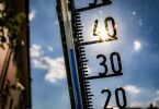 Wenn das Thermometer steigt und steigt: Hohe Temperaturen belasten die Bevölkerung teils schwer. Foto: Frank Rumpenhorst/dpa