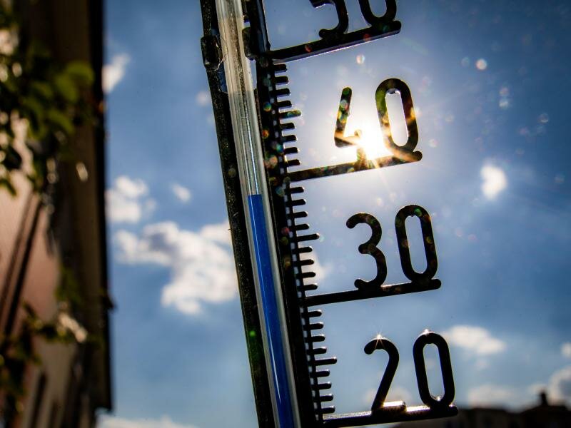 Wenn das Thermometer steigt und steigt: Hohe Temperaturen belasten die Bevölkerung teils schwer. Foto: Frank Rumpenhorst/dpa