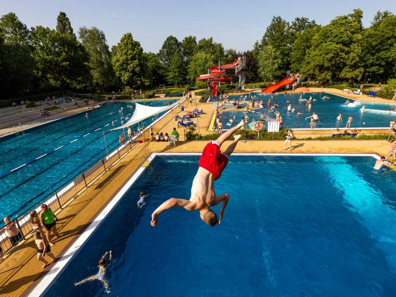 Es ist heiß. Ein junger Mann in Brandenburg springt ins Wasserbecken. Foto: Frank Hammerschmidt/dpa